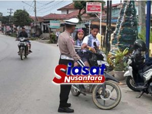 Polres Toba Lakukan Kegiatan Ops Keselamatan Toba Dengan Menegur Pengendara yang Tidak Gunakan Helm