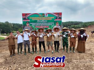 Tanam Jagung di Lahan PT AIP, Kapolres Siak, Upaya Dukung Pemerintah Wujudkan Swasembada Pangan.*