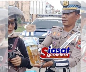 Satlantas Polres Sergai Beri Minyak Goreng Bentuk Apresiasi Kepada Pengendara yang Tertib Saat Dirazia