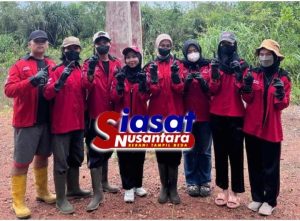 Mahasiswa Fakultas Hukum UBB Bersihkan Sampah di Pinggir Jalan Jembatan Gantung