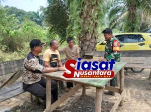 Bincang Santai Babinsa Koramil 401-02/BBT Komsos dengan Masyarakat Desa Binaan