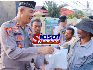 Kapolres Didampingi Ketua Bhayangkari Serta PJU Tebing Tinggi Bagi Takjil Dibulan Ramadhan