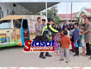 Polres Tanah Karo Bagi Bagi Takjil Disalah Satu Mesjid Di Kabanjahe