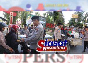 Kapolres Langkat Bagikan Takjil, Warga Sambut dengan Antusias
