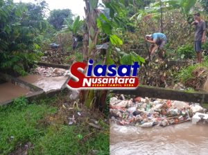 Musim Hujan Akibatkan Banjir, Warga RT.42 Lorong Keluarga Bersihkan Sampah dan Pohon Tumbang Dialiran Sungai