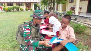 Satgas Yonif 131/Brajasakti Berikan Pelatihan Baris-Berbaris kepada Siswa SDN Pitewi