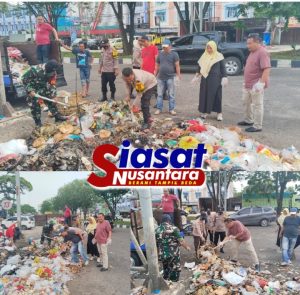 Polsek Binawidya Bersama Camat Binawidya Gotong Royong Bersihkan Tumpukan Sampah yang Numpuk di Jalan