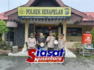 Polsek Senapelan Beri Bibit Tanaman kepada Personel yang Berulang Tahun, AKP Akira Ceria: Pentingnya Penghijauan Bagian dari Tanggung Jawab Sosial Polri