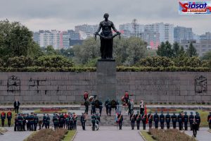 Presiden Prabowo Subianto Kunjungi Rusia, Letakkan Karangan Bunga di Taman Makam Piskaryovskoye