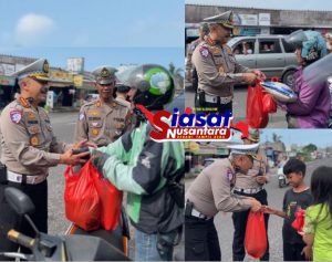 Dit Lantas Polda Babel Bagikan Puluhan Paket Sembako ke Pengendara, Ingatkan Pentingnya Keselamatan Berkendara