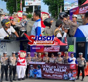 Ops Patuh Menumbing 2025, Sat Lantas Polres Belitung Bagikan Helm dan Stiker Himbauan Keselamatan