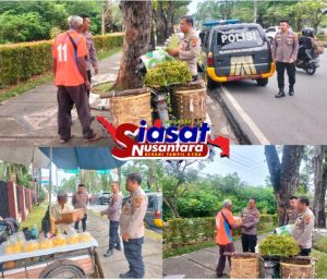 Pedulian Terhadap Masyarakat, Polsek Bukit Raya Berbagi Paket Sembako kepada Warga dan Pedagang Kecil