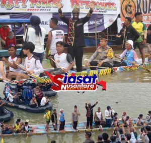 Suasana di Tepian Narosa Begitu Meriah, Melly Mike, Kapolda Riau dan Dikha Jajal Pacu Jalur