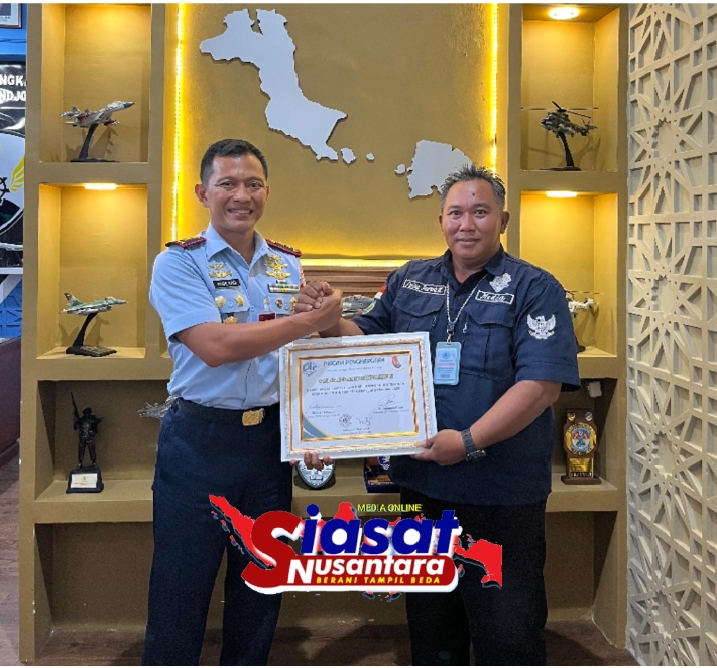PJS Belitung Serahkan Piagam Apresiasi Lanud H.AS Hanandjoeddin Tanjungpandan, Wujud Sinergi Pers dan TNI-AU