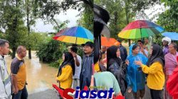 Ketua DPRD Kota Binjai Hj. K Gusuartini br Surbakti dan Ketua Komisi B DPRD Fraksi Golkar Salurkan Bantuan kepada Korban Banjir