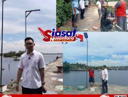 Peduli Keselamatan Nelayan, Anggota DPRD Belitung Serahkan Lampu Panel Surya di Dermaga Jeramba Kubu Desa Batu Itam