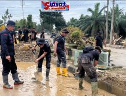 Danmen 1 Pelopor Pasbrimob dan Personel BKO SAR Aman Nusa II Polda Aceh Berjibaku Bersihkan Kantor PLN Aceh Tamiang