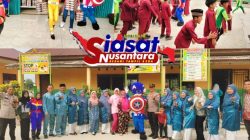 Kapolsek Tambang Kawal Superhero Bagi Makanan Bergizi Dengan kostum Unik