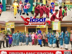 Kapolsek Tambang Kawal Superhero Bagi Makanan Bergizi Dengan kostum Unik