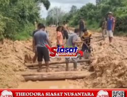 80 Tahun Indonesia Merdeka Jalan di Desa Mekar Jaya Masih Berkubang Lumpur: Warga Dipaksa Jadi ‘Dinas PU’ Dadakan”